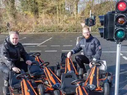 Spielerisch sicher werden (v.li.): Thorsten Aden und Markus Ansmann zeigen im Verkehrskindergarten der Bereitschaftspolizei mit Kolleginnen und Kollegen, wie&rsquo;s geht.