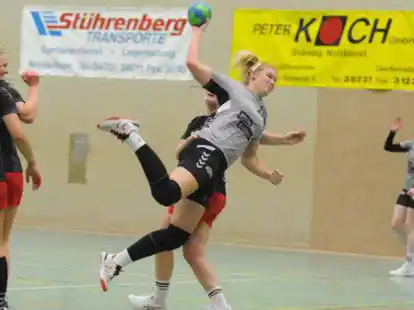 Mit voller Wucht: Die Nordenhamer Handballerinnen feierten einen lockeren Heimsieg.