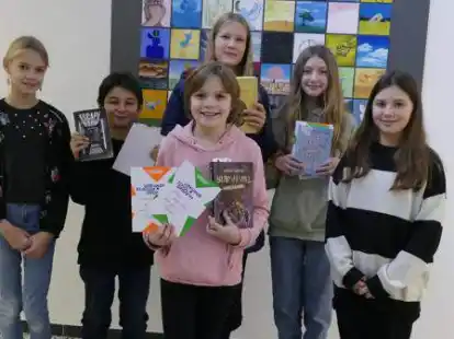 Ihre Leidenschaft f&uuml;r das Lesen wurde beim Vorlesewettbewerb am Gymnasium Ganderkesee deutlich: (vorne) Siegerin Nele Burmeister sowie (hinten, v.l.) Jurymitglied Lara Groppe, Suheyl Yildirim, Clara Schmick, Yarie Biller und Vorjahressiegerin und Jurymitglied Selina Puchtler.