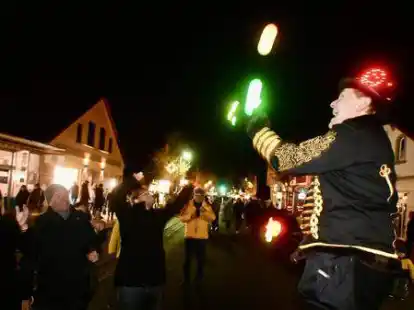Wow-Effekt trotz k&uuml;hler Temperaturen: Ein Jonglierende Stelzenl&auml;ufer brachte Besucherinnen und Besucher des Lichterabends zum Staunen.