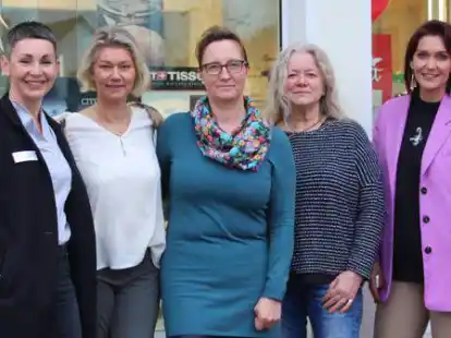 Michaela Wittenburg (2. von links) &uuml;berreichte Spenden in einer H&ouml;he von 4470 Euro an (von links) Kirstin Malle, Carina Mauritschat, Heidi Huth-Hinrichs und Lisa Garling.