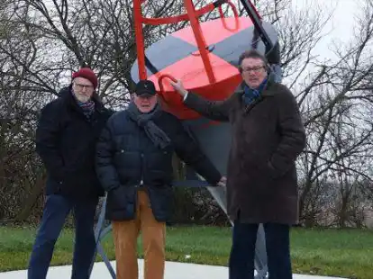 Verhalfen Bakentonne zu neuem Glanz: Rainer Beckershaus (von links), Heiner Holzhausen und John H. Niemann vor dem Seezeichen, das frisch restauriert, deutlich sichtbar Touristen den Weg weist. Auf dem Foto fehlt Christine Janz.