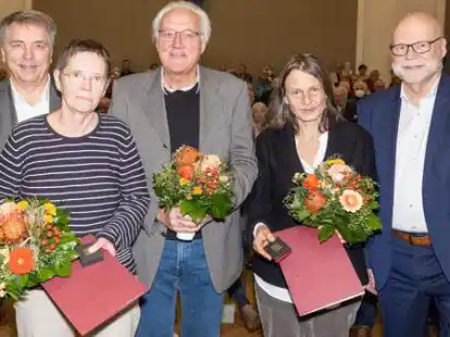 Wurden f&uuml;r ihr ehrenamtliches Engagement ausgezeichnet (Mitte von links):  Ursula Hemken, Prof Dr. Rainer Buchwald und Stefanie Tammer mit Oberb&uuml;rgermeister J&uuml;rgen Krogmann (links) und Prof. Dr. Uwe Meiners von der Oldenburgeischen Landschaft (rechts)