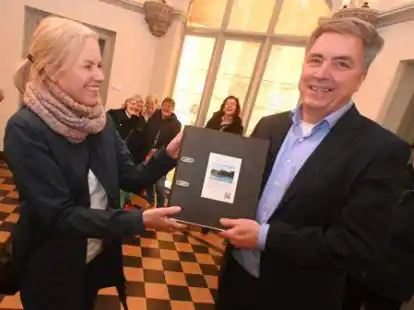 Alste Hinrichs &uuml;bergab im Beisein einiger Mitstreiter der Initiative &bdquo;Seid dabei: Rettet unser Freibad Fl&ouml;tenteich&ldquo; rund 6000 Unterschriften an Oberb&uuml;rgermeister J&uuml;rgen Krogmann.