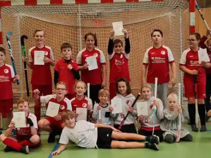 Holten sich den dritten Platz beim Spielfest in Emden: das Emder Hockeyteam mit drei Geschwisterkindern Max Scheller, Carlotta Schulte und Nils Sch&auml;del (Mitte unten).