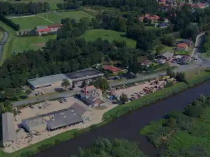 Der neue Standort f&uuml;r den neuen RWG-Markt: Zwischen Hauptstra&szlig;e, Norderb&auml;ke und S&uuml;derb&auml;ke liegt das Areal der ehemaligen Firma Plagge/ABH am westlichen Ortseingang von Apen, das die RWG kaufte.