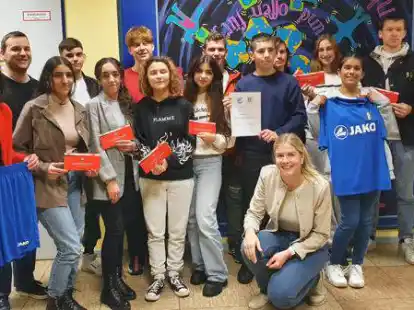 Die gefl&uuml;chteten Ukrainer, die an den BBS I Emden beschult werden, sind jetzt mit Sportkleidung ausgestattet, sodass dem aktiven Sport nichts mehr im Wege steht.