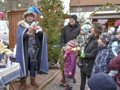 Luftballonk&uuml;nstler Thorsten Haupt verzaubert die Kinder mit seinen Ballonfiguren. (Foto: G&ouml;sta Berwing)