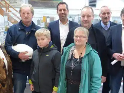 Ehreng&auml;ste und Z&uuml;chter: Ruth Deters (i23 Jever, von links), Carl-Friedrich Janssen, Tammo Janssen (I107 Esens), Olaf Lies, Monika Jan&szlig;en (I111 Bockhorn), Stefan Budde, Johann Frieling, Gerhard B&ouml;hling.