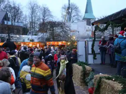 F&uuml;r festliche Atmosph&auml;re sorgte der Musikzug der Freiwilligen Feuerwehr Ganderkesee, der auf der B&uuml;hne Weihnachtslieder spielte.
