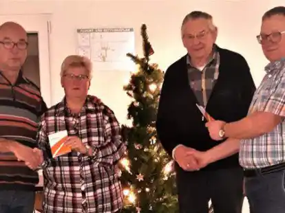 Der 1. Vorsitzende, Andreas Thiele (links) und der 2. Vorsitzende Heiko Bolles (rechts) nahmen gemeinsam die Proklamation des neuen Kaiserpaares G&uuml;nther M&uuml;ller und Regina Bolles (Bild Mitte) und die Siegerehrung f&uuml;r das Weihnachtspreisschie&szlig;en vor.