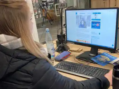 Dicke Jacke, Schal und ein hei&szlig;es Getr&auml;nk: An vielen Arbeitspl&auml;tzen sind Strategien gefragt, um sich warm zu halten.