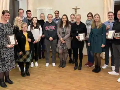 F&uuml;r ihre langj&auml;hrige Mitgliedschaft beim Musikverein Str&uuml;cklingen wurden geehrt (von links): Kathrin Murra, Michaela Wallschlag, Uli Einhaus, Anica Murra, Marvin Bruse, Antonia Hanekamp, Marie Cordes, Carmen Hinrichs, Markus Ahrens, Stefanie Zimmermann, Wiebke Kramer, Sabrina Niehaus, Britta Hanneken, Verena St&ouml;rmer, Markus Schulte sowie Andre Murra (es fehlen: Franziska Bruse, Neele Claa&szlig;en, Malte Derke, Regina Kamma, Bianca Strenge und Heini Wallschlag)