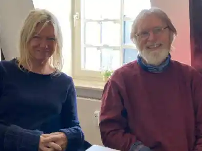 Mithilfe der Ukraine-Mahnwache in Leer wollen Mechthild Tammena und Rolf Boehnke erreichen, dass die Menschen ihre Gedanken und Gef&uuml;hle zum Krieg &auml;u&szlig;ern &ndash; und nicht in Gleichg&uuml;ltigkeit abdriften.