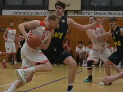 Kein Durchkommen: Gegen die aufmerksam und gallig verteidigenden Baskets Juniors um Gaspar Kocevar (Nummer 8) fanden Marcello Schr&ouml;der (am Ball) und die OTBer keine Mittel.