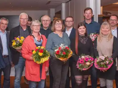 Wahlen und Ehrungen bei der Jahreshauptversammlung der Raiffeisen-Warengenossenschaft Butjadingen/Seefeld: (von links) Vorstandsvorsitzender Dieter H&uuml;lstede, Aufsichtsratsvorsitzender Frank Francksen, Peter Beerepoot, Gaby Ackermann, Jens Pargmann, Hilde Felske, Cord Jan&szlig;en, Ann-Kathrin Heininger, Carsten Meiners, Edda Harms sowie Heiko Imken und Detlef R&ouml;ver von der Gesch&auml;ftsf&uuml;hrung