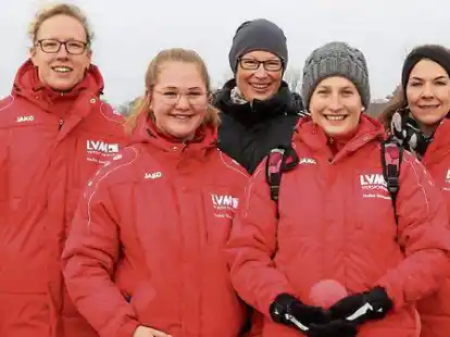 Die Reitlander Bo&szlig;lerinnen (von links) Tina T&ouml;njes,  Lea B&ouml;ning,  Brigitte Sanders, Sabrina Heinemann und Carina Bliefernich  stehen im Halbfinale des Landespokals.