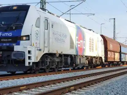 Auf dem Weg nach Wilhelmshaven: Stadler-Lok mit Diesel- und Elektroantrieb  im Bahnhof Sande