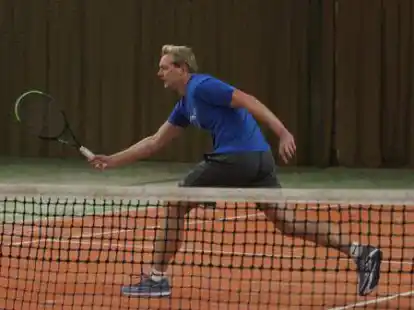 Streckte sich beim Adventsturnier in der ersten Runde vergeblich nach dem Weiterkommen: Marc-Andr&eacute; Hase vom TV Varel schied trotz einer guten Leistung knapp aus.