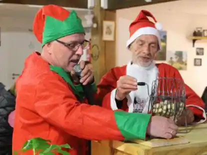 Udo Tesch (links) mit seinem Bruder Wilfried Tesch beim Weihnachts-Bingo-Abend im Caf&eacute; Kluntje.