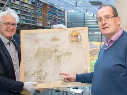 Dr. Paul We&szlig;els (links), Leiter der Landschaftsbibliothek, und Dr. Stefan Krabath mit der historischen Karte des Gutes Klinge.