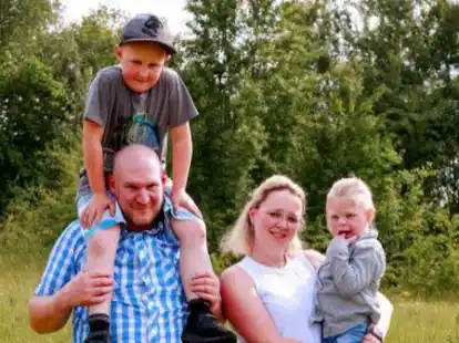 Trotz aller Umst&auml;nde sind sie eine gl&uuml;ckliche Familie: Annika mit Leni auf dem Arm, sowie Vater Stefan und Lukas K&ouml;nig.