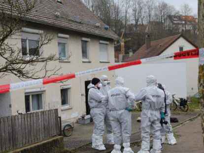 Einsatzkräfte begutachten einen Tatort in Illerkirchberg (Alb-Donau-Kreis). Ein Mann soll dort zwei Mädchen auf dem Schulweg angegriffen haben.