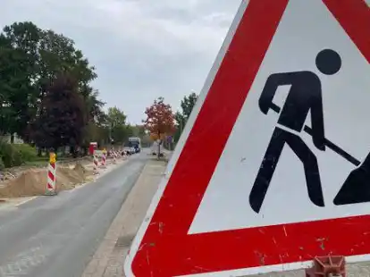 Hier wird gebaut: Die Sanierung der Ortsdurchfahrt in Petersfehn ist im vollen Gange. Nun wurde die Fortf&uuml;hrung allerdings aus dem Haushalt gestrichen.