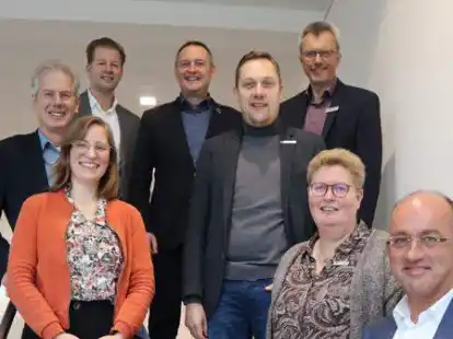 Auch den Ammerland-B&uuml;rgermeistern wurde das Projekt bereits vorgestellt (von rechts): B&uuml;rgermeister Lars Krause (Rastede), Petra Knetemann (Edewecht), J&ouml;rg Pieper (Wiefelstede), Matthias Huber (Apen), Michael R&ouml;sner (Westerstede), Henning Dierks (Bad Zwischenahn) sowie Klaus Gro&szlig; (Vorstand LIZA) und Projektleiterin Sophie Lindemann.