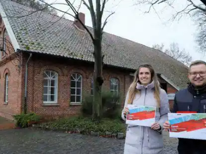 Vor dem M&uuml;llerhaus halten Bauamtsmitarbeiterin Maja Peters und B&uuml;rgermeister Nils Anhuth das Expos&eacute; in H&auml;nden, in dem die Geschichte und s&auml;mtliche Daten des M&uuml;llerhauses erfasst sind.