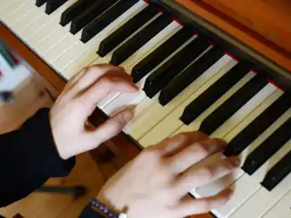 Die Oberschule B&ouml;sel bekommt ein neues Klavier geschenkt.