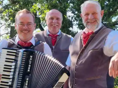 Sie lieben die plattdeutsche Sprache (von links): Jens L&uuml;cking, Richard Hardenberg und Johannes L&uuml;cking sind die &bdquo;Schoapstall Jungs