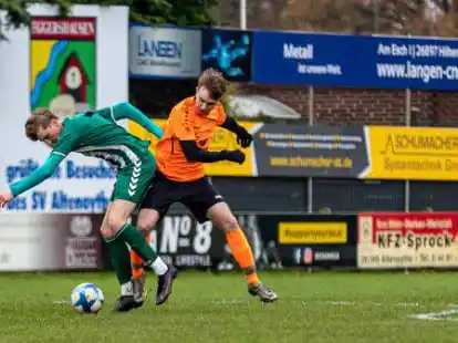 Die A-Junioren vom JFV Altes Amt Friesoythe (schwarze Hose) lie&szlig;en sich im Heimspiel gegen den VfL Oldenburg nicht absch&uuml;tteln.