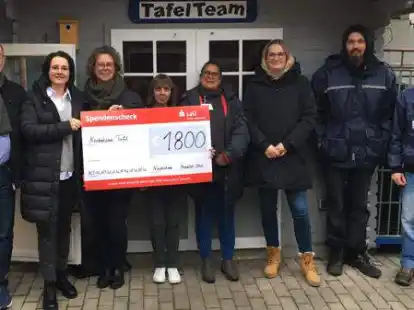 <p>Eine Spende von 1800 Euro gab's jetzt f&uuml;r die Nordenhamer Tafel (von links): Rolf Heine (Old Table), Viola Irmer (Agora Club Tangent), Silke Stru&szlig; (Agora Club Tangent),Cornelia Frenzel (Tafel), Denise Smith (Tafel), Jana Bens (Ladies&rsquo; Circle), Marcel Tiesmeier (Tafel) und Stefan Rademann (Tafel).</p>