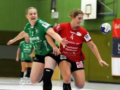 Lisa Noack (links, hier im Duell mit Leonie Neuendorf) und ihre BVG-Mitspielerinnen hielten in Hannover gut dagegen.