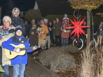 Familie Kaup lud am 3. Dezember in B&uuml;ppel ein. Der neunj&auml;hrige Jasper spielte auf der Gitarre. Seine Eltern Ina und Moritz Kaup unterhielten die Nachbarschaft.
