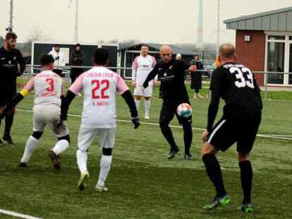 Juri Kiefel legt sich den Ball zurecht. Im Hintergrund Loga&acute; Edelreservist Patrick van Hove / Foto: Till Oliver Becker