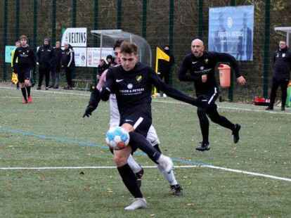 Thorsten Flessner im Strafraum, Juri Kiefel staunt / Foto: Till Oliver Becker