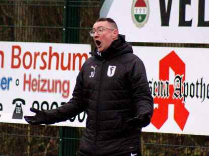 Loga-Coach J&ouml;rg Ulferts war nicht mit jeder Entscheidung des Schiedsrichtergespannes einverstanden / Foto: Till Oliver Becker