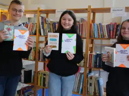 Elisabeth Tkachenko (Mitte) setzte sich im Vorlesewettbewerb der IGS Brake ganz knapp gegen Lara Klesse und Jamie Logemann durch.