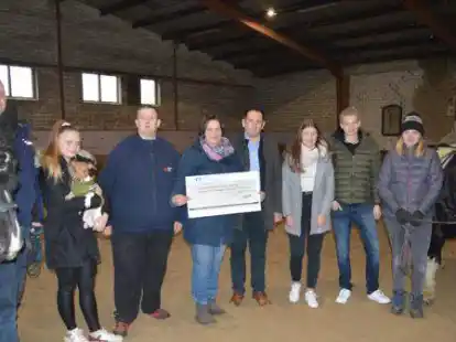 Andrea Pahl, Leiterin der Reittherapie (Mitte) und ihre Mitarbeiterin Paula Meyenborg (r.) freuen sich &uuml;ber die Unterst&uuml;tzung der Molberger Organisatoren der Lichterfahrt mit Oliver Sandmann (v.l.), Merith Holtmann, Stefan Grol, B&uuml;rgermeister Witali Bastian, Jule Meyer und Jannes Kayser.