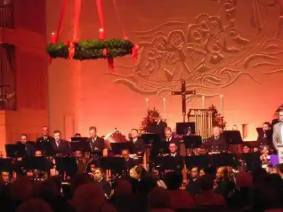 Festlicher Rahmen: Oberb&uuml;rgermeister Tim Kruithoff begr&uuml;&szlig;te das Marinemusikkorps Wilhelmshaven in der Martin-Luther-Kirche.