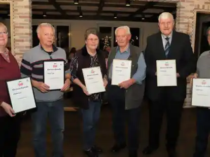 Die geehrten Mitglieder der VDK-Ortsgruppe Bar&szlig;el (von links): Renate Schulte, Michael Mebus,  Hannelore Harms, Otto Harms, Franz Schrapper und Johannes Schulte.