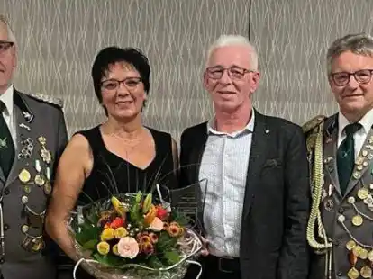 Hannelore Schrandt von der IV. Kompanie wird Sch&uuml;tzin des Jahres des B&uuml;rgersch&uuml;tzenvereins B&ouml;sel. Ihr und ihrem Mann Hartwig Schrandt gratulierten der Vorsitzende Martin Oltmann (rechts) und sein Stellvertreter Ludger Handt (links).