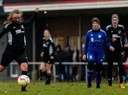Tolle Schusshaltung: Jessica M&uuml;ller erzielte im Spiel der DJK Bunnen gegen den TuS Neuenkirchen eines der vier Tore. Da staunt auch Kapit&auml;nin Juliane Dellwisch (Zweite von rechts).