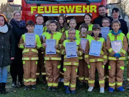 Der Feuerwehr-Nachwuchs freute sich &uuml;ber die &bdquo;Brandfloh&ldquo;-Abzeichen.