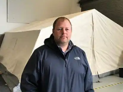 Betreut die Fl&uuml;chtlinge in der Nordseehalle: Stephan Oelrichs im September beim Aufbau  der provisorischen Unterkunft in der Nordseehalle.