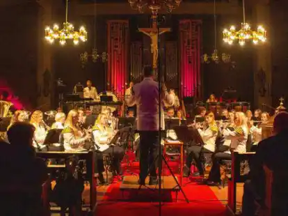 In der stimmungsvoll ausgeleuchteten Pfarrkirche gab der Musikverein Garrel sein Adventskonzert.