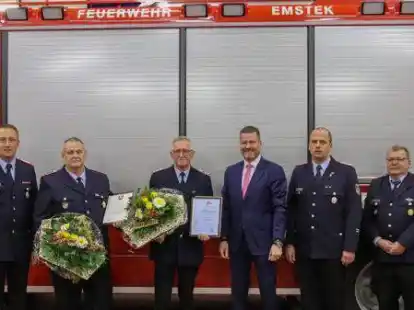 Ehrungen bei der Feuerwehr Emstek: Gemeindebrandmeister Reinhard Vaske (von links), Michael Toetz, Theo Schl&ouml;mer, B&uuml;rgermeister Michael Fischer, stellvertretender Kreisbrandmeister Stefan Abshof, stellvertretender Gemeindebrandmeister Frank Jansen
