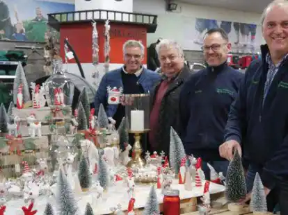 Im neu gestalteten Seefelder Haus- und Garten-Markt: (von links) Aufsichtsratsvorsitzender Frank Francksen, Vorstandsvorsitzender Dieter H&uuml;lstede und das Leitungs-Duo Heiko Imken und Detlef R&ouml;ver